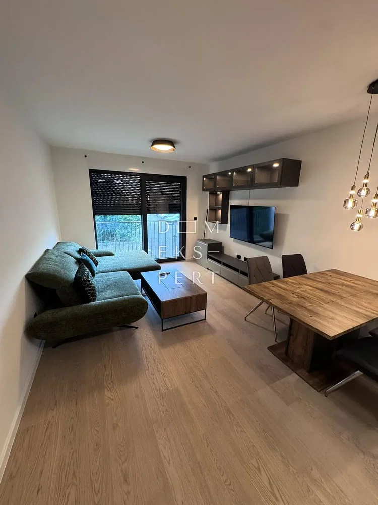 Wohnzimmer; holzboden, tageslicht