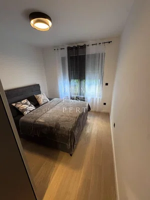 Schlafzimmer; holzboden, tageslicht