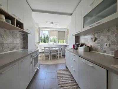 Kuhinja; kućanski aparati, pločice, prirodna svjetlost