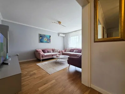 Dnevni boravak; drveni pod, prirodna svjetlost, moderan stil