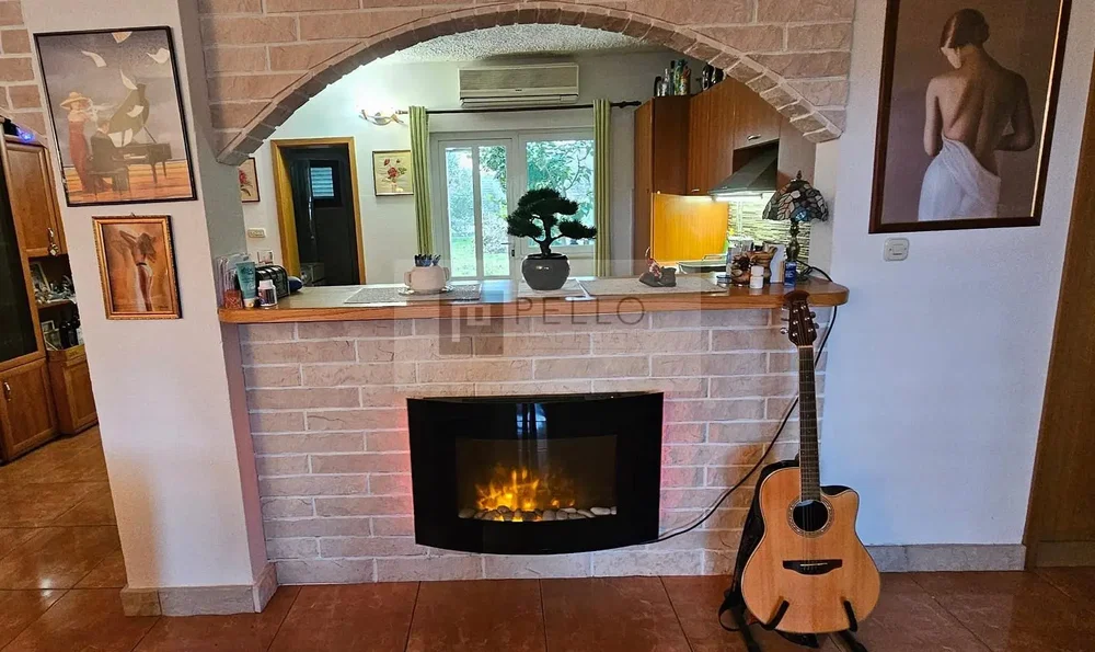 Wohnzimmer; kamin, holzboden, tageslicht, rustikaler stil