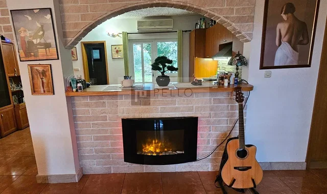 Wohnzimmer; kamin, holzboden, tageslicht, rustikaler stil