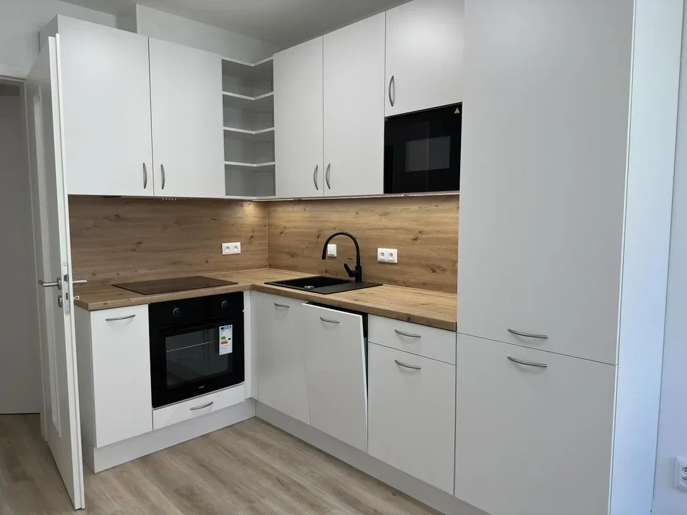Küche; küchengeräte, holzboden, renoviert, tageslicht
