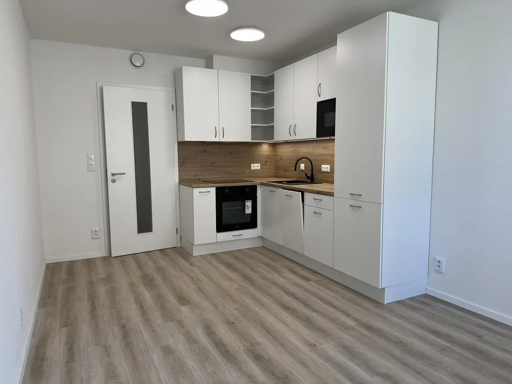 Küche; küchengeräte, fliesenboden, holzboden, tageslicht