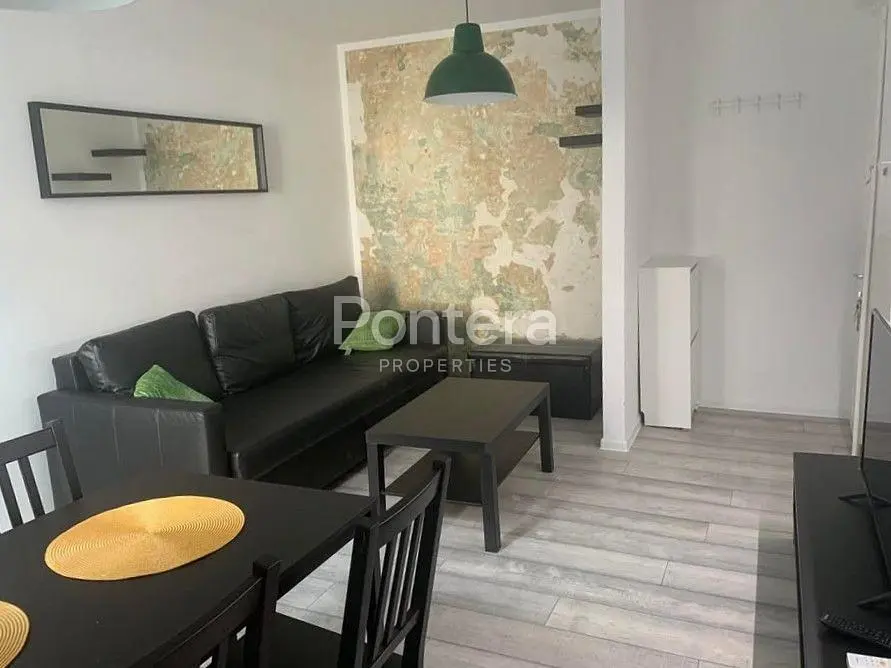Wohnzimmer; holzboden, tageslicht, moderner stil