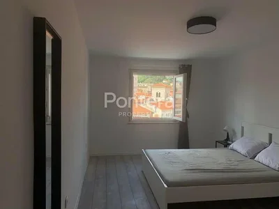 Schlafzimmer; holzboden, tageslicht, moderner stil