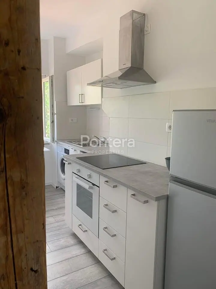 Küche; küchengeräte, fliesenboden, tageslicht, renoviert
