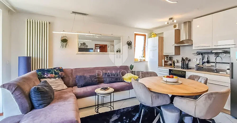 Salon; lumière naturelle, style moderne, électroménager