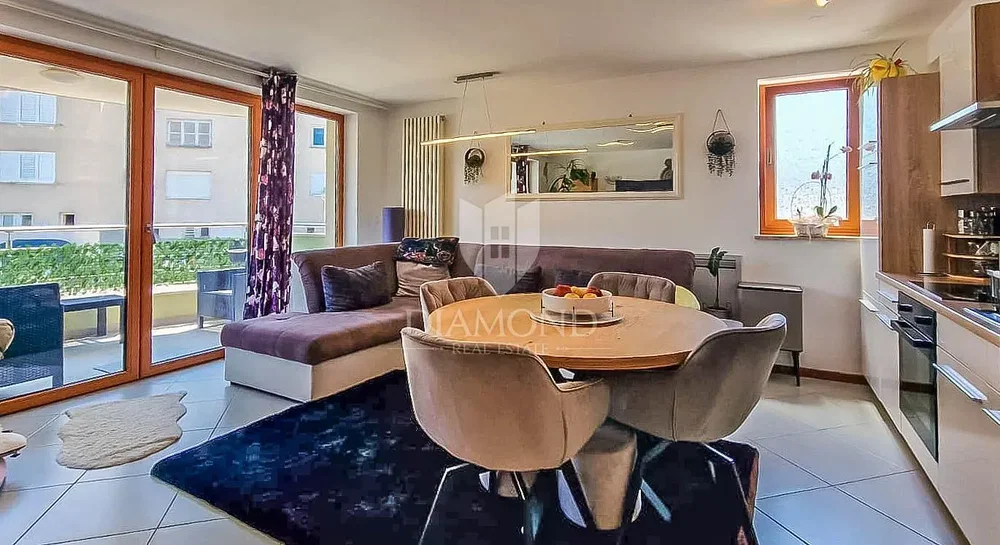 Salon; lumière naturelle, carrelage