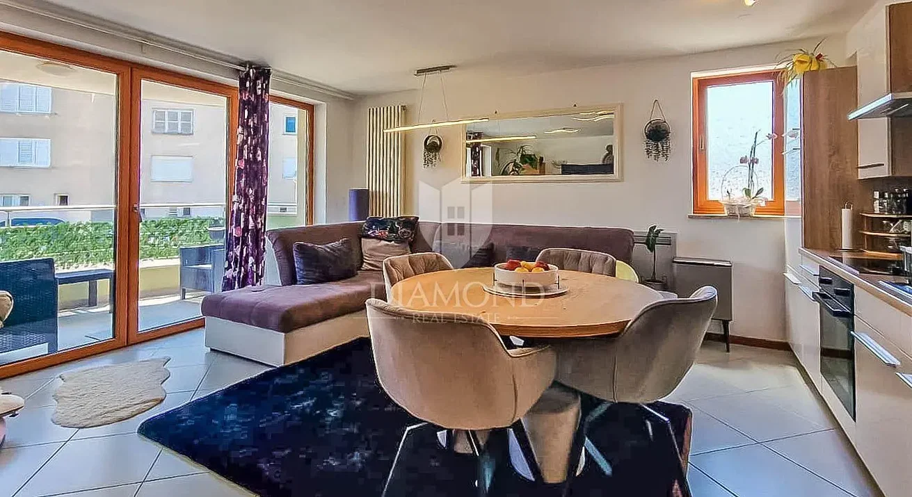 Salon; lumière naturelle, carrelage