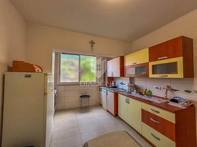Cuisine; électroménager, carrelage, lumière naturelle