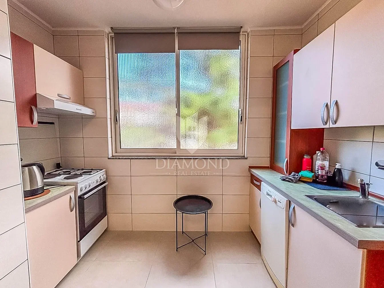 Cuisine; électroménager, carrelage, lumière naturelle