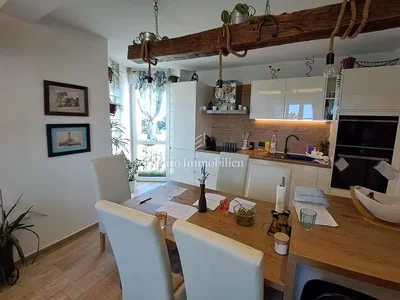 Cuisine; électroménager, lumière naturelle, poutres en bois, style moderne