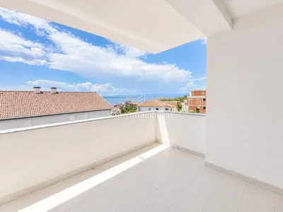 Balkon; výhled, dlažba, přirozené světlo