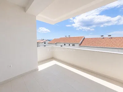 Balkon; dlažba, výhled, přirozené světlo