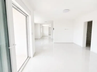 Ostatní; dlažba, přirozené světlo