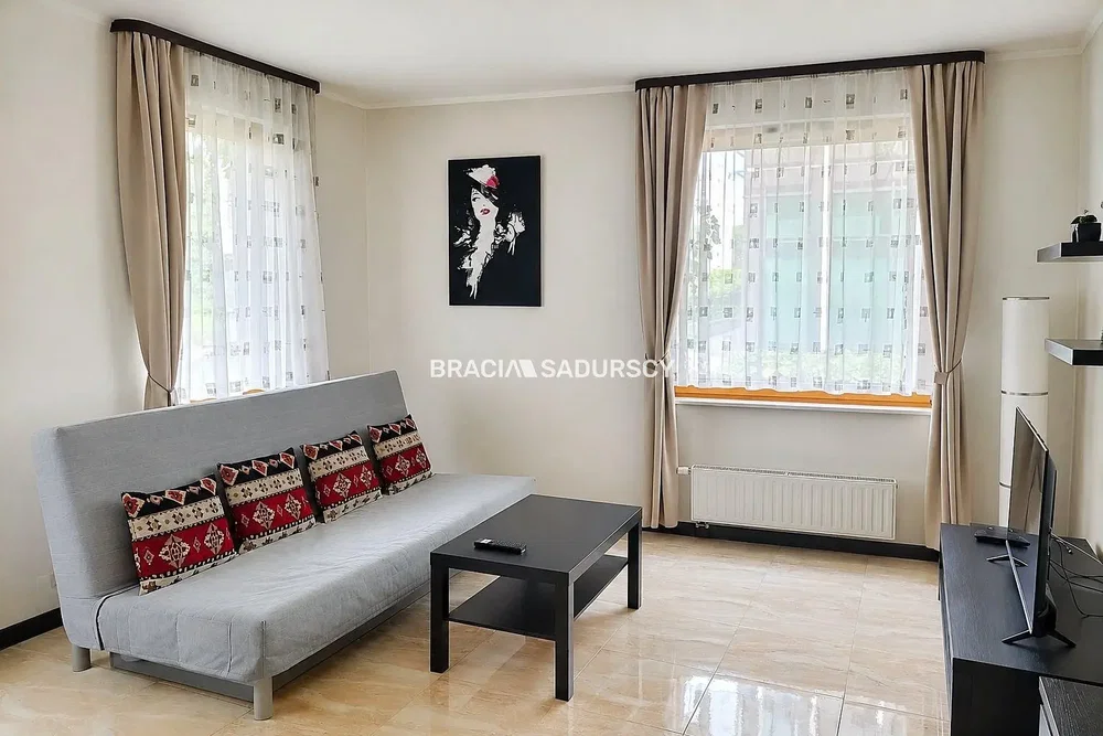 Oturma odası; fayans zemin, doğal ışık, modern stil