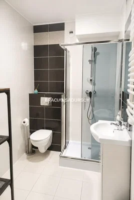 Banyo; fayans zemin, doğal ışık