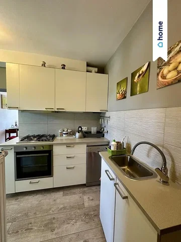 Keuken; keukenapparatuur, tegelvloer, gerenoveerd, natuurlijk licht
