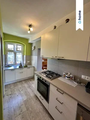 Cuisine; électroménager, carrelage, lumière naturelle