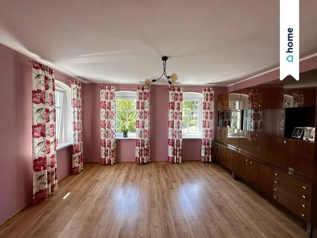 Woonkamer; houten vloer, natuurlijk licht