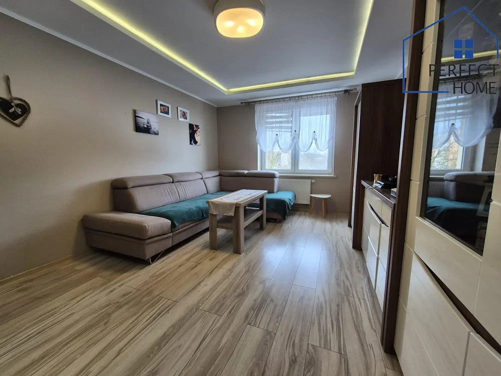 Salon; carrelage, lumière naturelle, style moderne