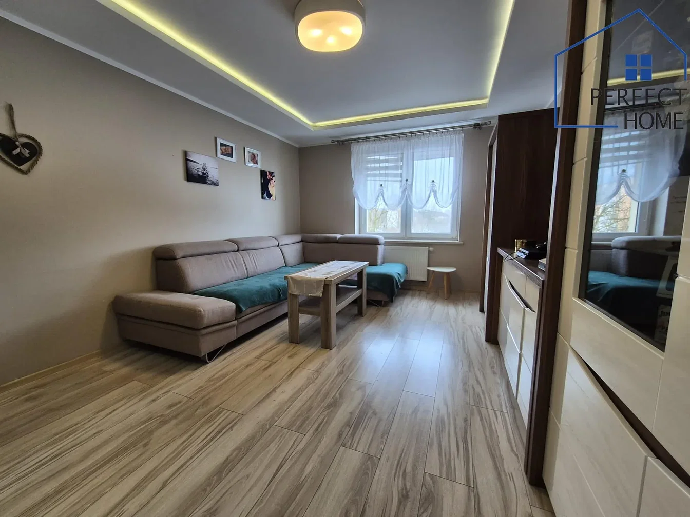 Salon; carrelage, lumière naturelle, style moderne