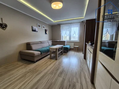 Salon; carrelage, lumière naturelle, style moderne