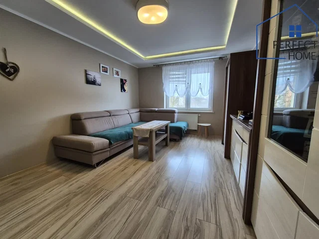 Salon; carrelage, lumière naturelle, style moderne