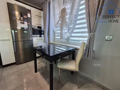 Cuisine; électroménager, carrelage, lumière naturelle