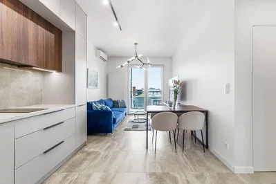 Wohnzimmer; küchengeräte, tageslicht, fliesenboden, moderner stil