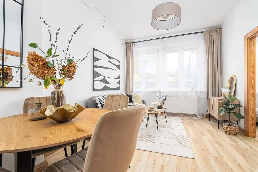 Wohnzimmer; tageslicht, holzboden, moderner stil