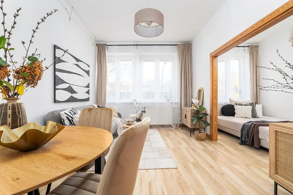 Wohnzimmer; holzboden, tageslicht, moderner stil