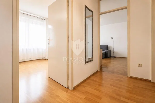 Wohnzimmer; holzboden, tageslicht
