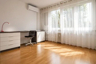 Chambre d'enfant; lumière naturelle, parquet