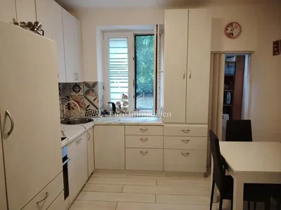 Cozinha; eletrodomésticos, chão de azulejo, luz natural