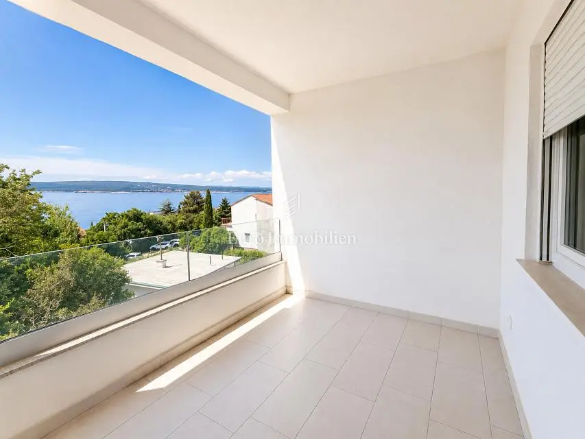 Balcon; vue, carrelage, lumière naturelle