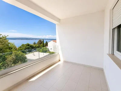 Balcon; vue, carrelage, lumière naturelle