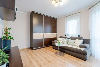 Oturma odası; ahşap zemin, doğal ışık, modern stil