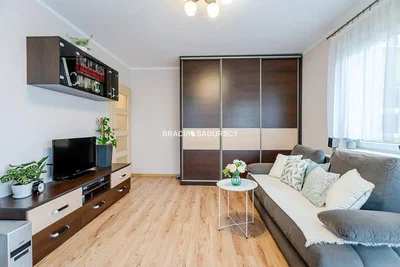 Oturma odası; ahşap zemin, doğal ışık, modern stil