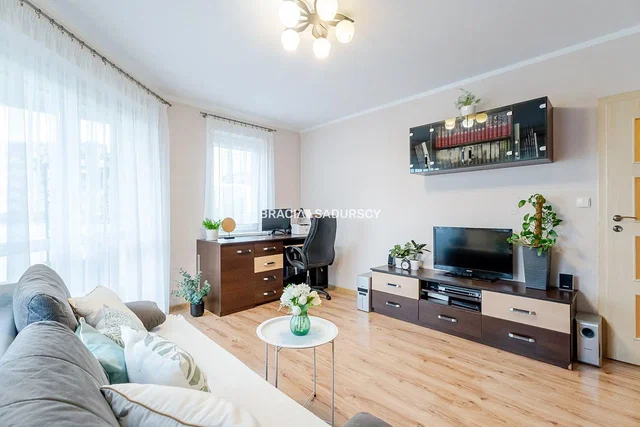 Oturma odası; ahşap zemin, doğal ışık, modern stil