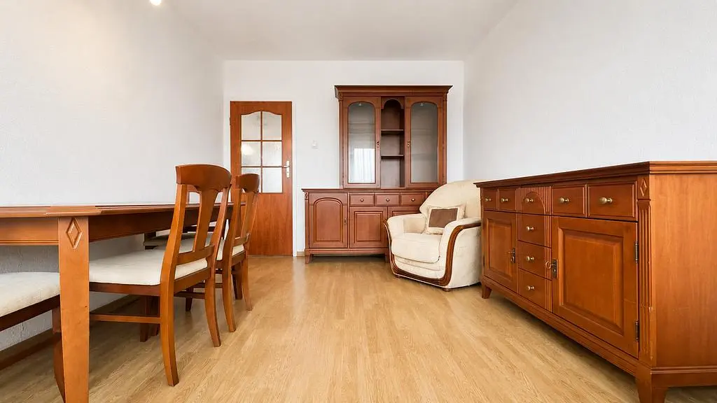 Salon; parquet, style rustique, lumière naturelle