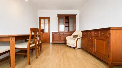 Salon; parquet, style rustique, lumière naturelle