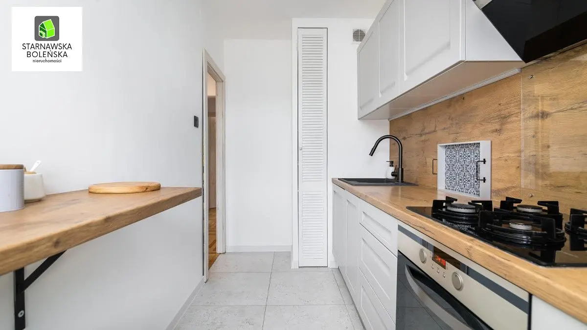 Cucina; elettrodomestici, pavimento in legno, luce naturale