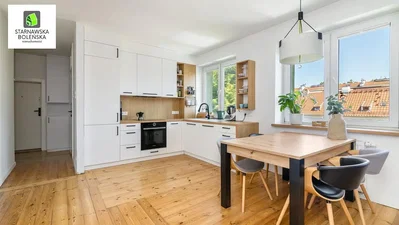 Cuisine; électroménager, parquet, lumière naturelle, vue