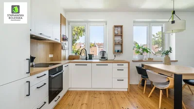 Cuisine; électroménager, parquet, lumière naturelle, style moderne
