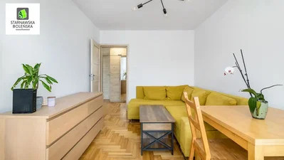 Soggiorno; pavimento in legno, luce naturale, stile moderno