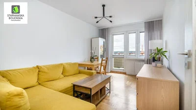 Soggiorno; luce naturale, pavimento in legno, stile moderno