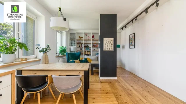 Wohnzimmer; holzboden, tageslicht, moderner stil