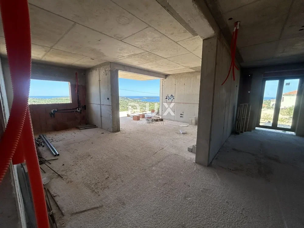 Autre; nécessite rénovation, lumière naturelle